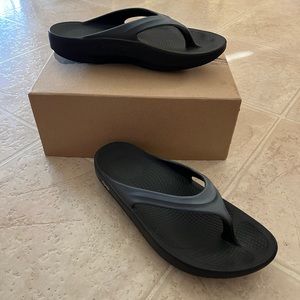 Oofos flip flops size 8 womens